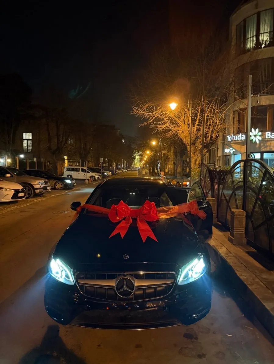 Mercedes с червена панделка нощем