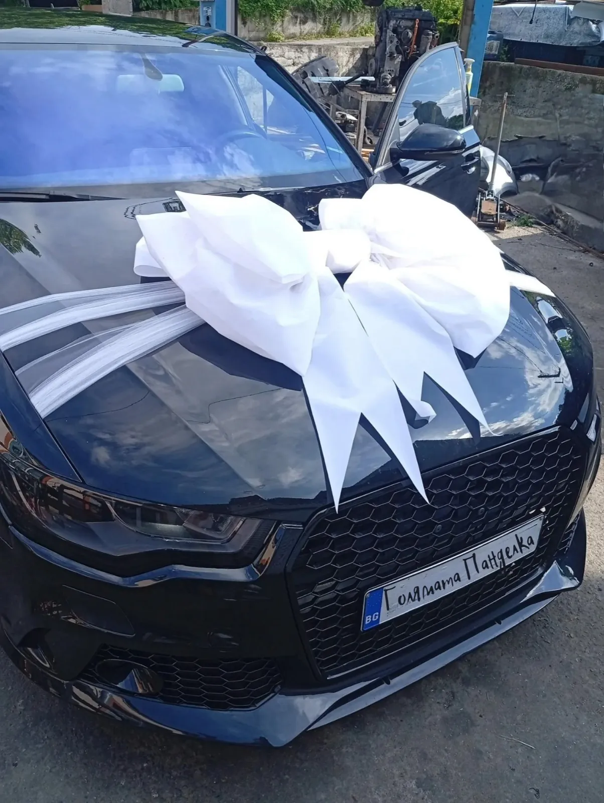 Бяла панделка върху черно Audi отблизо