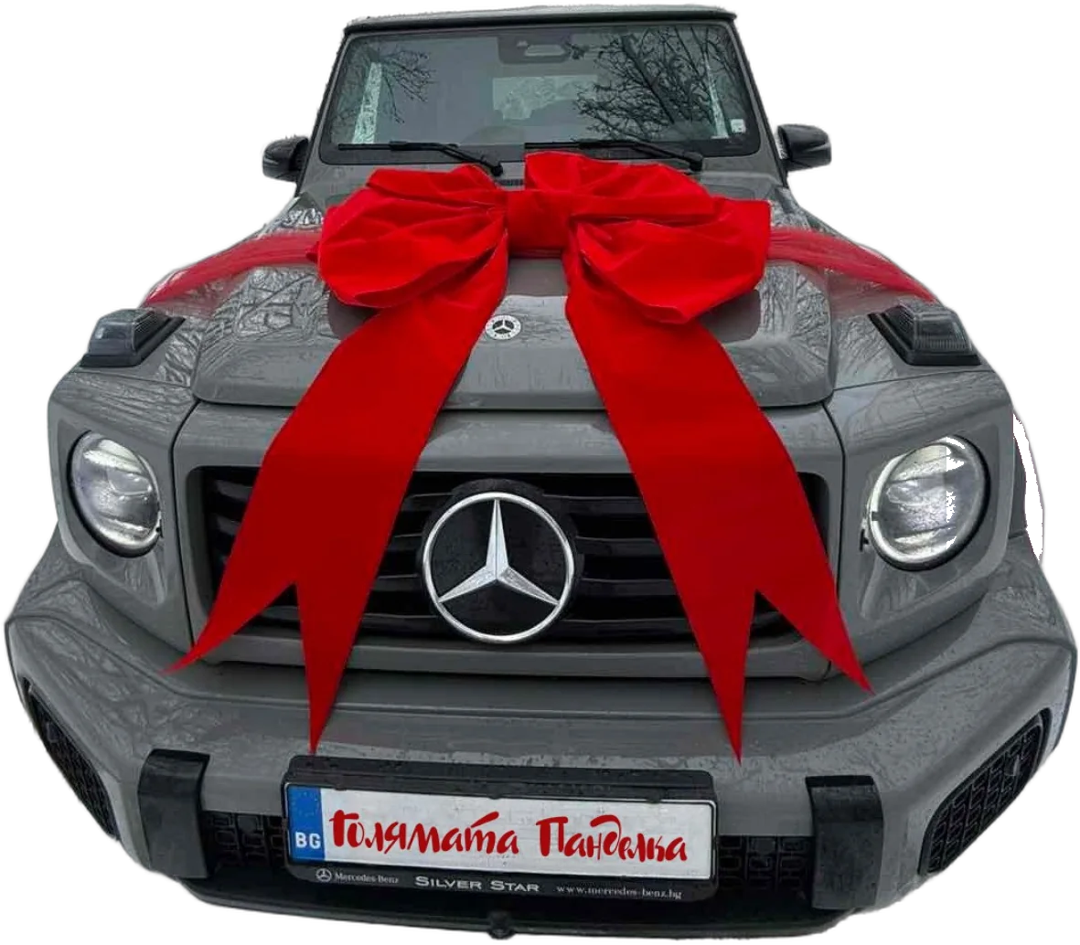 Mercedes G-класа с гигантска червена велурена панделка от Голямата Панделка
